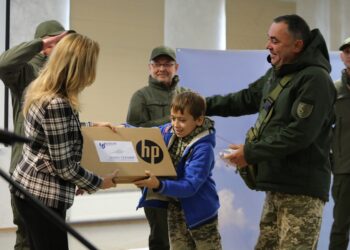 Авіакомпанія “Українські вертольоти” вручила в Ірпені подарунки ветеранам