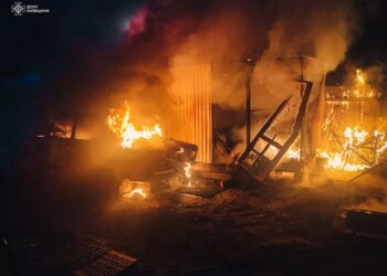 Ледь не загинув: в Ірпені чоловік самотужки намагався загасити автівки в гаражі