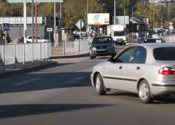 На Гостомельському шосе в Ірпені огорожа створює небезпеку для руху автівок (ВІДЕО)