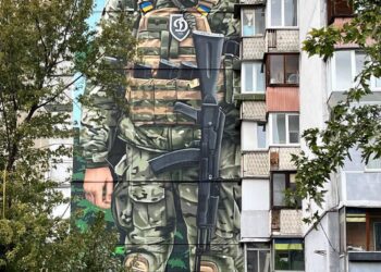 На Троєщині відкрили мурал із зобренням бійця полку Азов | ПРО ГОЛОВНЕ