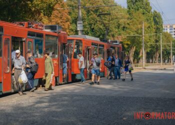 У Дніпрі облаштували дві віденські трамвайні зупинки | ПРО ГОЛОВНЕ