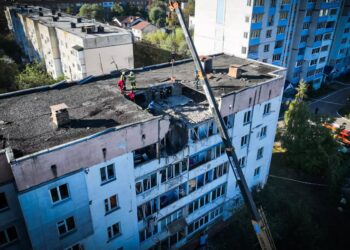 У Глевасі уламки “шахеда” пробили дах п’ятиповерхівки