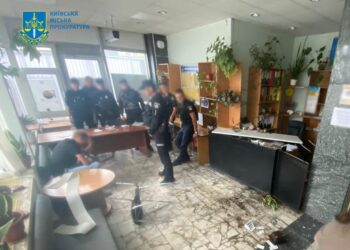 У Києві чоловік розгромив приймальню Мінсоцполітики, оскільки не міг “створити сім’ю з порядною жінкою” – прокуратура