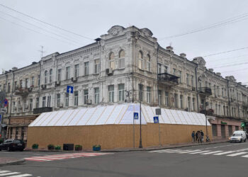 У Києві на Сагайдачного до будинку-пам’ятки прибудували незаконну терасу  | ПРО ГОЛОВНЕ