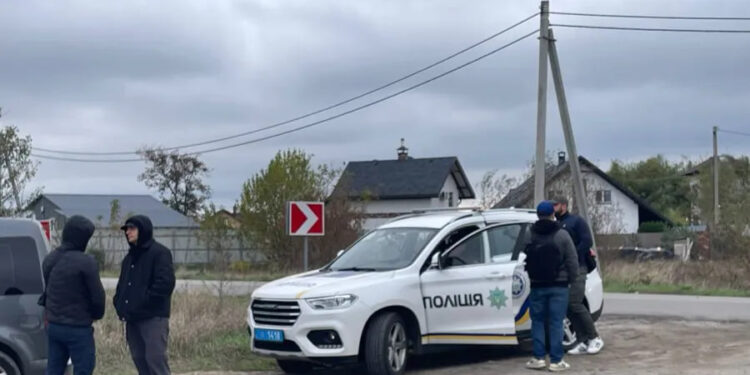 У передмісті Києва поліція бореться з журналістами на боці незаконних видобувачів піску