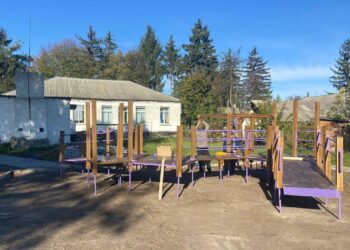 У Таращі будують інклюзивний дитячий майданчик