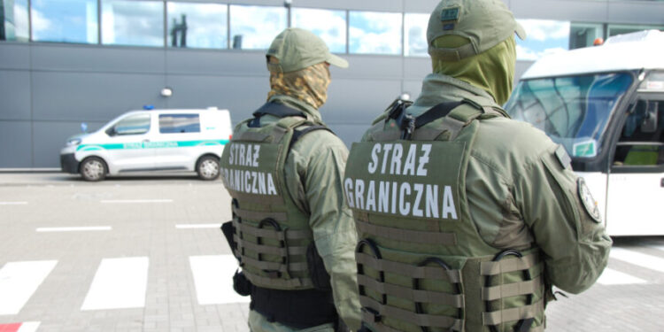 В аеропорту Варшави затримали українця, якого розшукував Інтерпол – СВІТ