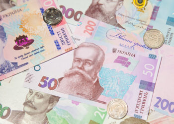 Більшість українців вважає, що влада підтримує насамперед багатих – опитування