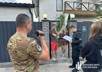 ДБР стверджує, що житомирський податківець отримав 700 тис. грн, два роки вдаючи військового