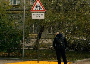 Діти з інвалідністю – нові дорожні знаки встановили у Києві | ПРО ГОЛОВНЕ