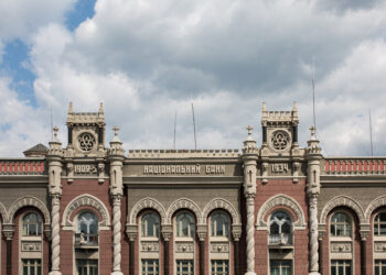 Колишній менеджмент “Платинум Банку” намагається скасувати рішення ВС, щоб не повертати майже 1,5 млрд грн – політолог