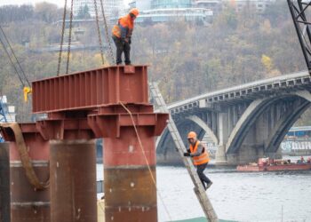 Міст Метро – під спорудою почали встановлювати підтримуючі конструкції | ПРО ГОЛОВНЕ