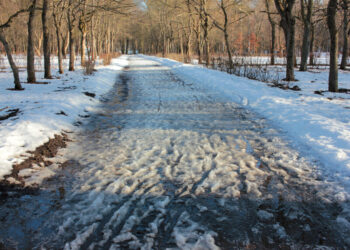 Мокрий сніг і сильний вітер. Синоптикиня розповіла, якою буде погода у вихідні