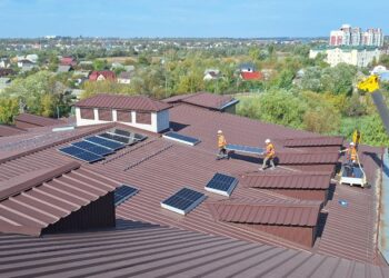 На дахах двох шкіл на Київщині встановили гібридні сонячні електростанції  | ПРО ГОЛОВНЕ