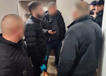 На Київщині чоловік погрожував односельчанину  пістолетом