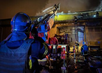 На Київщині ліквідували масштабну пожежу: горів фарбувальний цех
