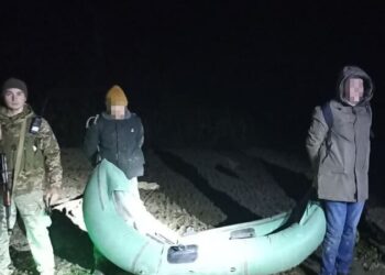 На Закарпатті переправники за $20 тис. продали ухилянтам човен і весло з фанери – ДПСУ