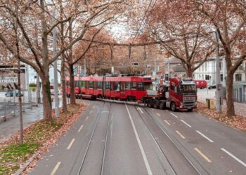 У Львів доставлять ще два трамваї зі Швейцарії | ПРО ГОЛОВНЕ