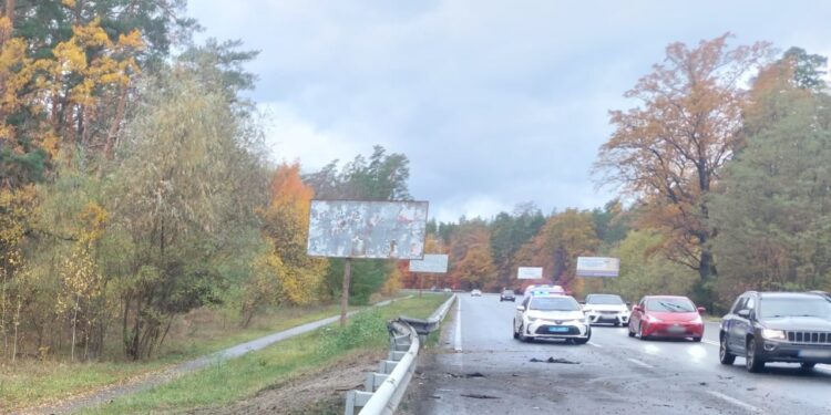 Уламки БпЛА впали на трасу Київ-Ірпінь: рух ускладнено