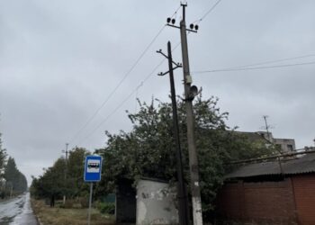 За дві доби енергетики ДТЕК повернули світло майже 14 тис. сімей після обстрілів