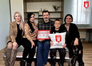 Захисник Маріуполя отримав квартиру від проєкту “Серце Азовсталі”