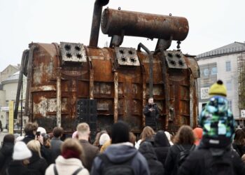 Жадан виступив на підтримку енергетиків біля знищеного трансформатора