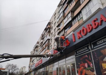 20-метрову незаконну вивіску демонтували в Голосіївському районі | ПРО ГОЛОВНЕ