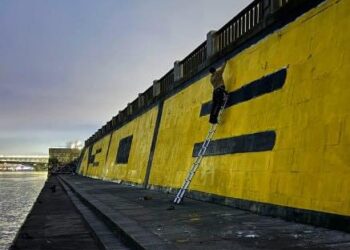 Графіті АЗОВ від стрит-арт художника Rubae з’явилося на набережній Дніпра  | ПРО ГОЛОВНЕ