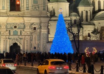 Ялинка на Софійській площі в Києві засяяла | ПРО ГОЛОВНЕ