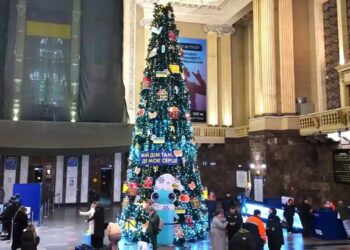 Ялинка з’явилася на вокзалі Києва  | ПРО ГОЛОВНЕ