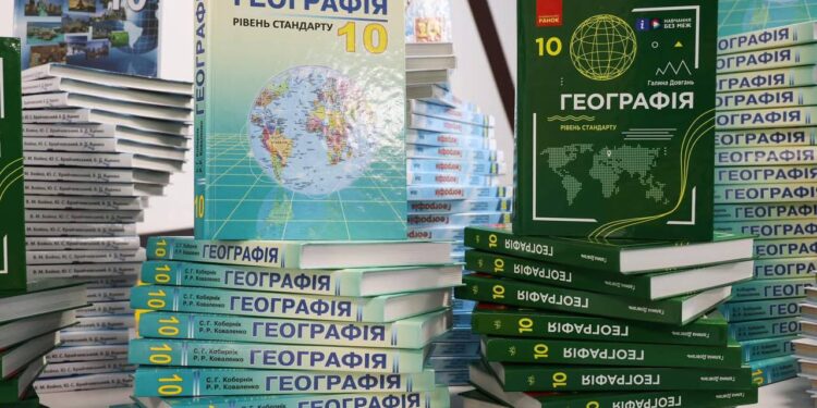 Київщина отримала 15 тисяч підручників з географії від Південної Кореї