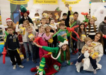 Команда Фонду Ріната Ахметова влаштувала новорічне свято для дітей із Маріуполя, які зараз живуть у Києві