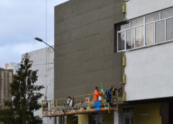 Мозаїка на фасаді ліцею на Позняках під загрозою знищення | ПРО ГОЛОВНЕ