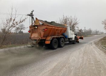 На Київщині на дорогах працюють понад 120 одиниць спецтехніки