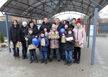 На Київщині родина дитячого будинку сімейного типу отримала автомобіль у День святого Миколая