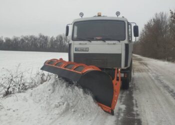 На Київщині триває протиожеледна обробка доріг та очищення від снігу: працює 173 одиниці спецтехніки та 228 працівників
