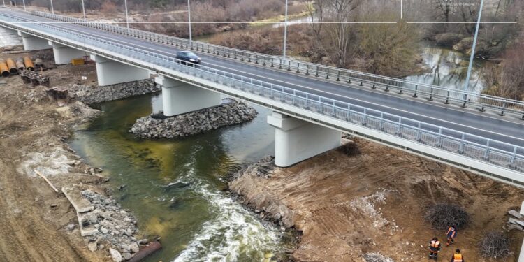 На Київщині відкрили відновлений міст через річку Тетерів