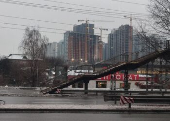 На Саперно-Слобідській відкрили аварійний надземний перехід після трагедії з пішоходом | ПРО ГОЛОВНЕ