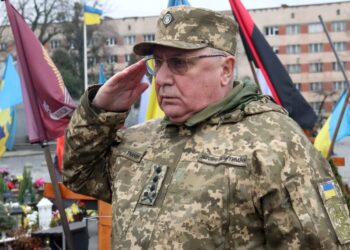 Начальника академії сухопутних військ у Львові звільнили. Ще вчора він стояв поруч із Зеленським і Єрмаком