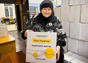 Переселенці з Луганської області в Харкові отримують проднабори від Фонду Ріната Ахметова