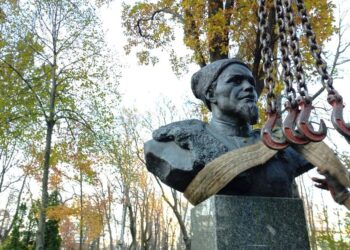 Погруддя Ковпака та інших радянських діячів демонтували у парку Слави | ПРО ГОЛОВНЕ