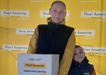 Постраждалі від ракетних обстрілів у Запоріжжі й далі отримують допомогу від Фонду Ріната Ахметова