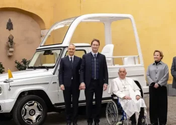 Спеціальний Mercedes-Benz для перевезення Папи Римського став електричним — АВТО