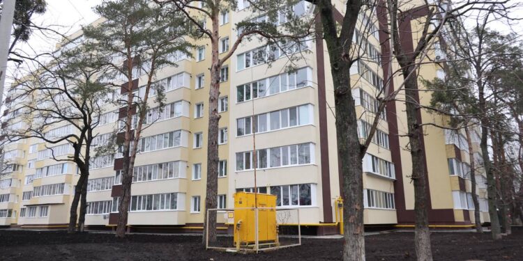 В Ірпені відновили ще одну зруйновану росією багатоповерхівку