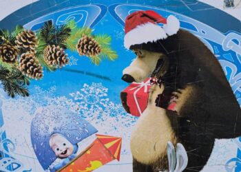 В Українці ялинку прикрасили малюнками з російських мультиків: мешканці міста обурюються