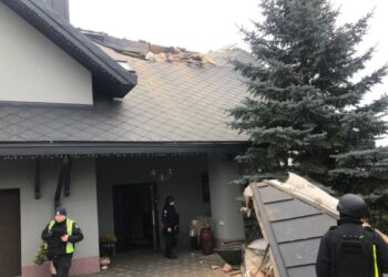 Внаслідок ворожої атаки на Київщині пошкоджений будинок і постраждала жінка