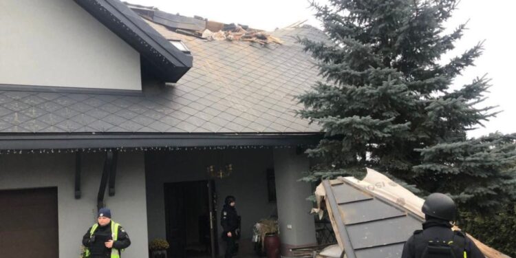 Внаслідок ворожої атаки на Київщині пошкоджений будинок і постраждала жінка