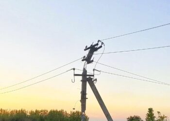 За добу енергетики ДТЕК повернули світло майже 10 тис. сімей після обстрілів