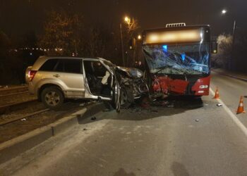 ДТП у Харкові: автомобіль в’їхав в автобус, шестеро людей постраждали. Фото