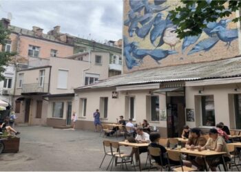 Кияни закликають зберегти дворик з воронами на Рейтарській | ПРО ГОЛОВНЕ